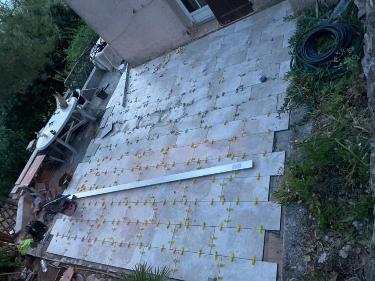 Pose carrelage terrasse extérieure grand format en cours