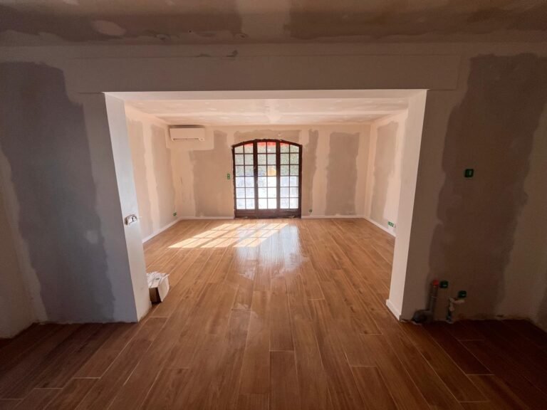 Rénovation séjour ouverture mur carrelage imitation bois