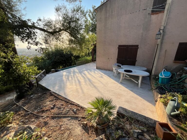 Terrasse extérieure carrelage clair terminée